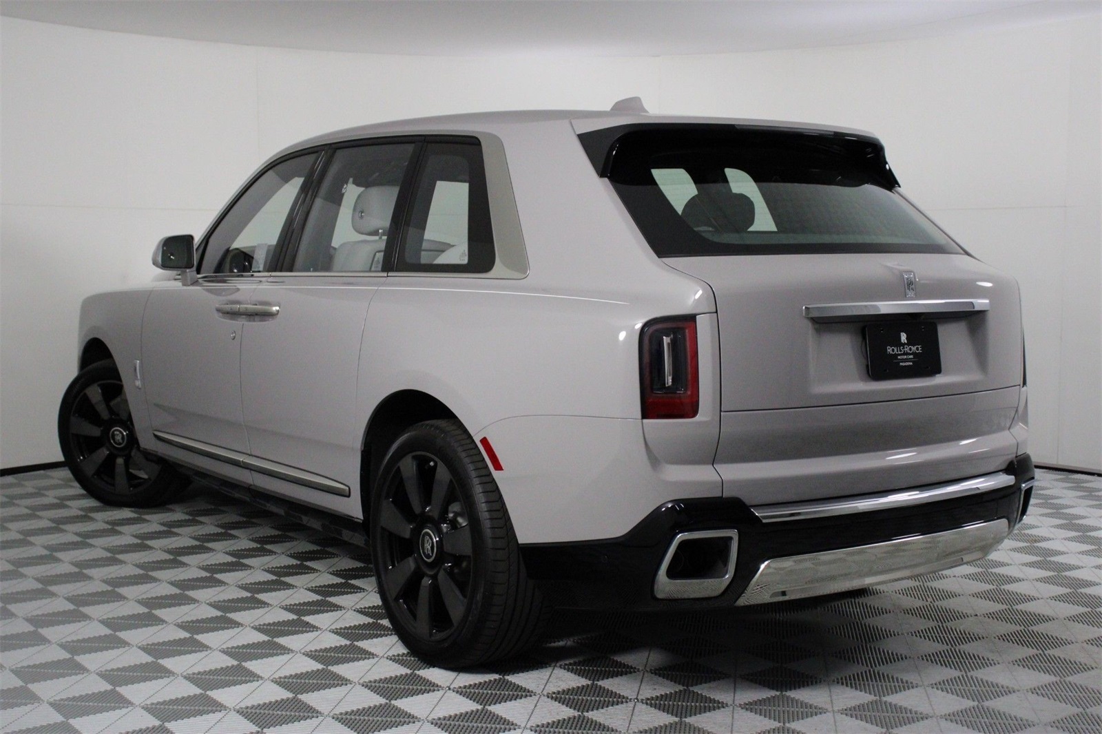 2025 Rolls Royce Cullinan RR photo 2