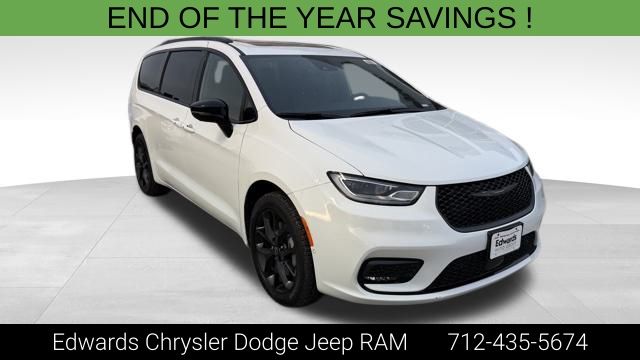 2026 Chrysler Pacifica Limited's photo