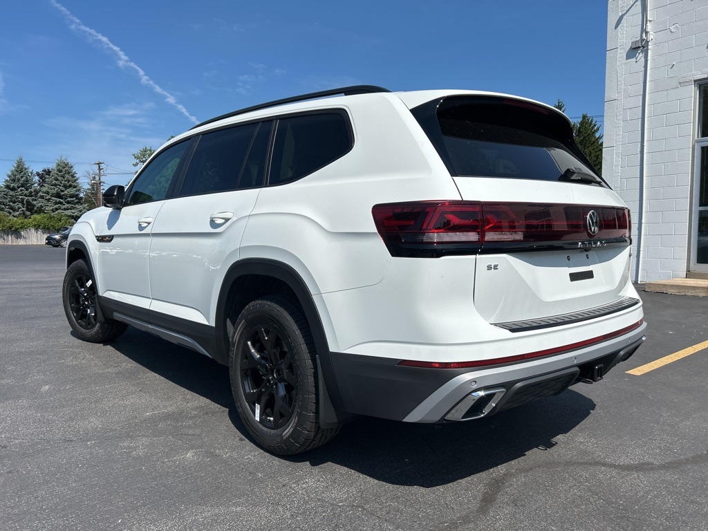 2025 Volkswagen Atlas Peak Edition SE photo 2