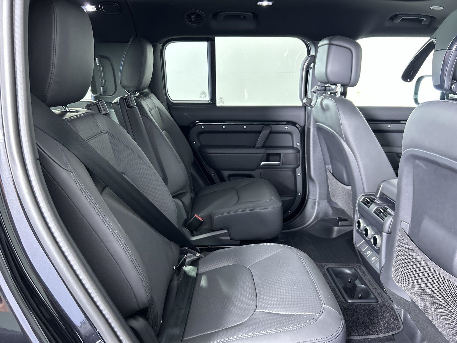 2025 Land Rover Defender 130 X-Dynamic SE photo 28