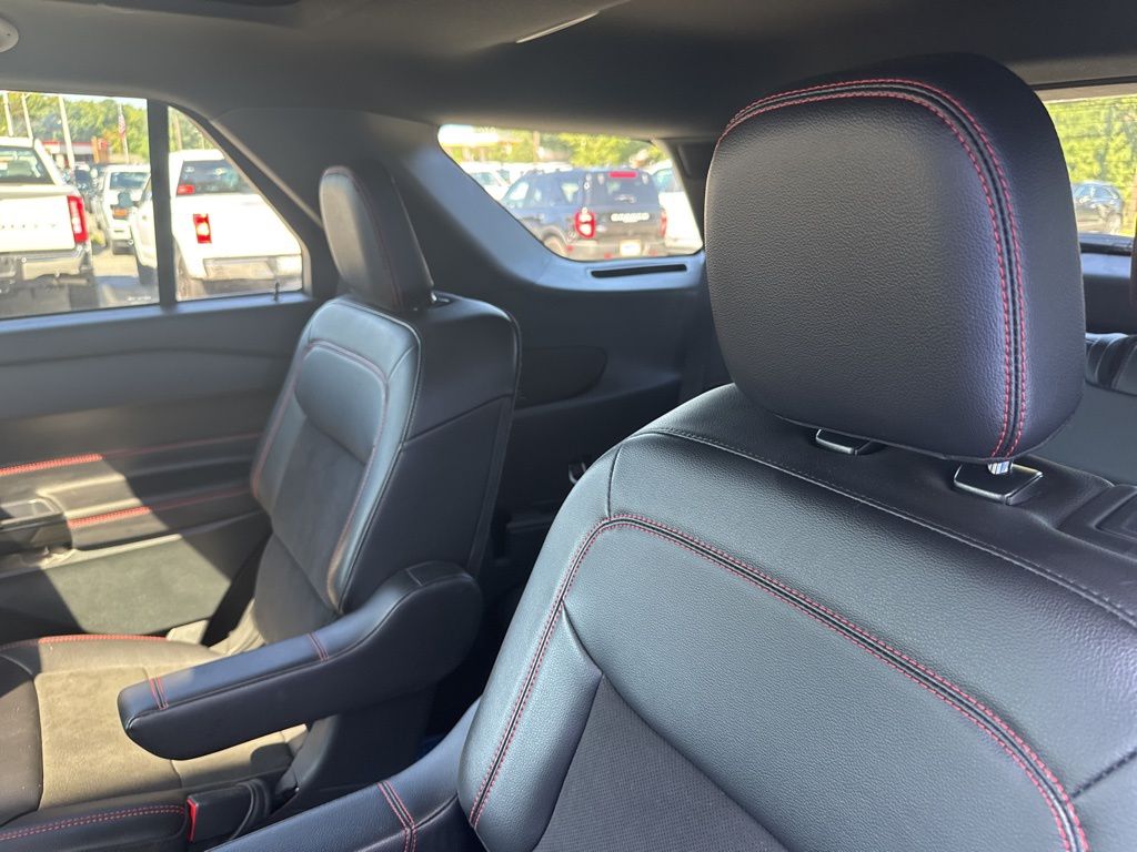 2024 Ford Explorer ST-Line photo 17