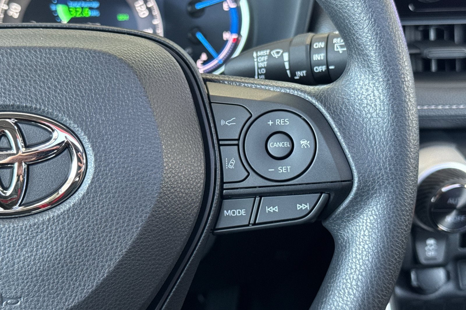 2025 Toyota RAV4 Hybrid XLE photo 26