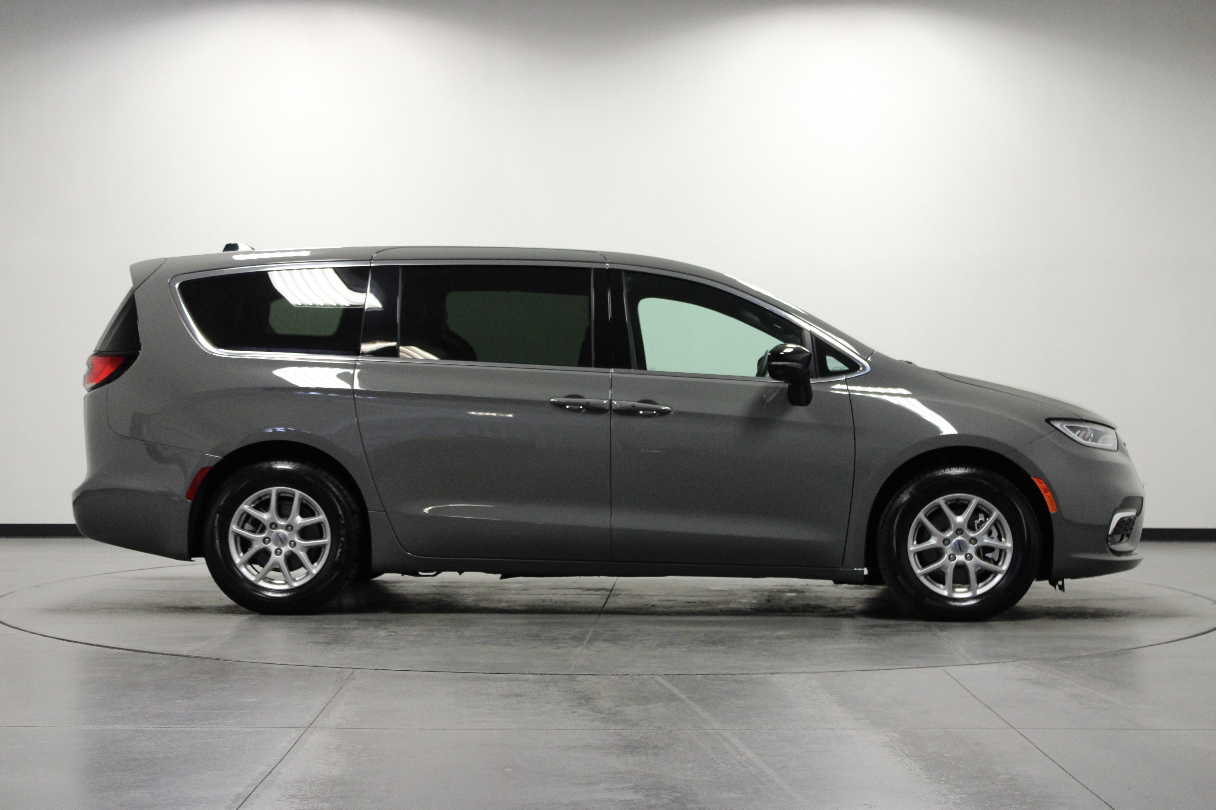 2025 Chrysler Pacifica photo 2