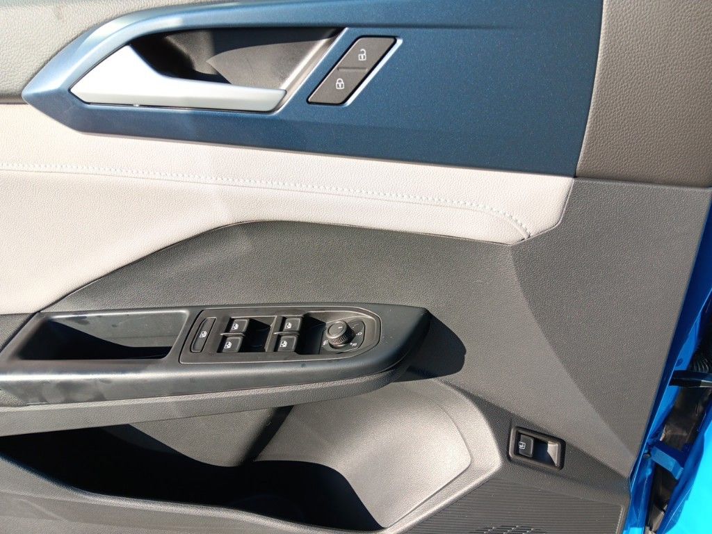 2024 Volkswagen Taos SE photo 10