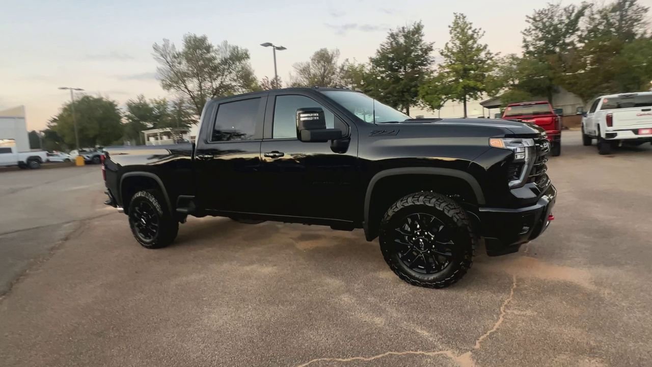 2025 Chevrolet Silverado 2500HD LT photo 2