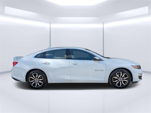 2022 Chevrolet Malibu RS photo 2