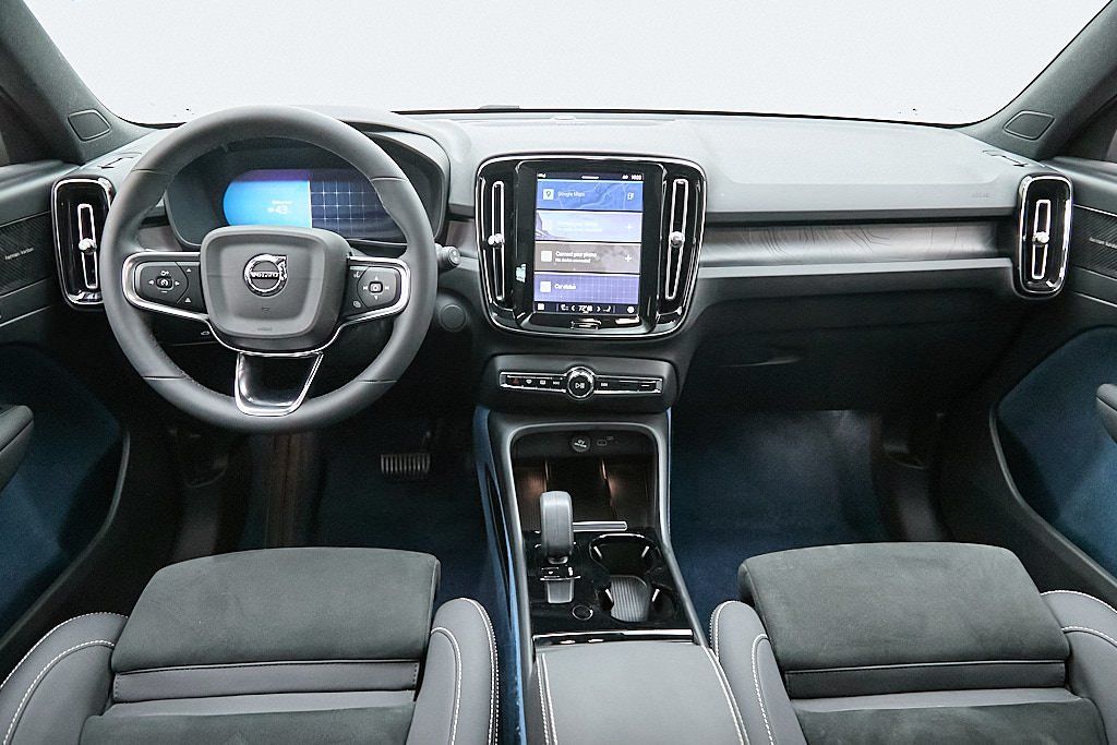 2023 VOLVO XC40 - Image 23