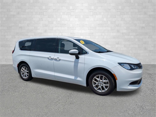 2022 Chrysler Voyager LX photo 2