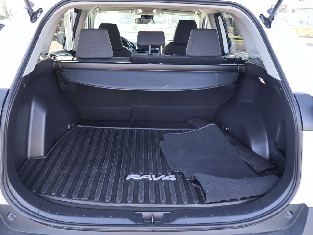 2023 Toyota RAV4 XLE photo 4