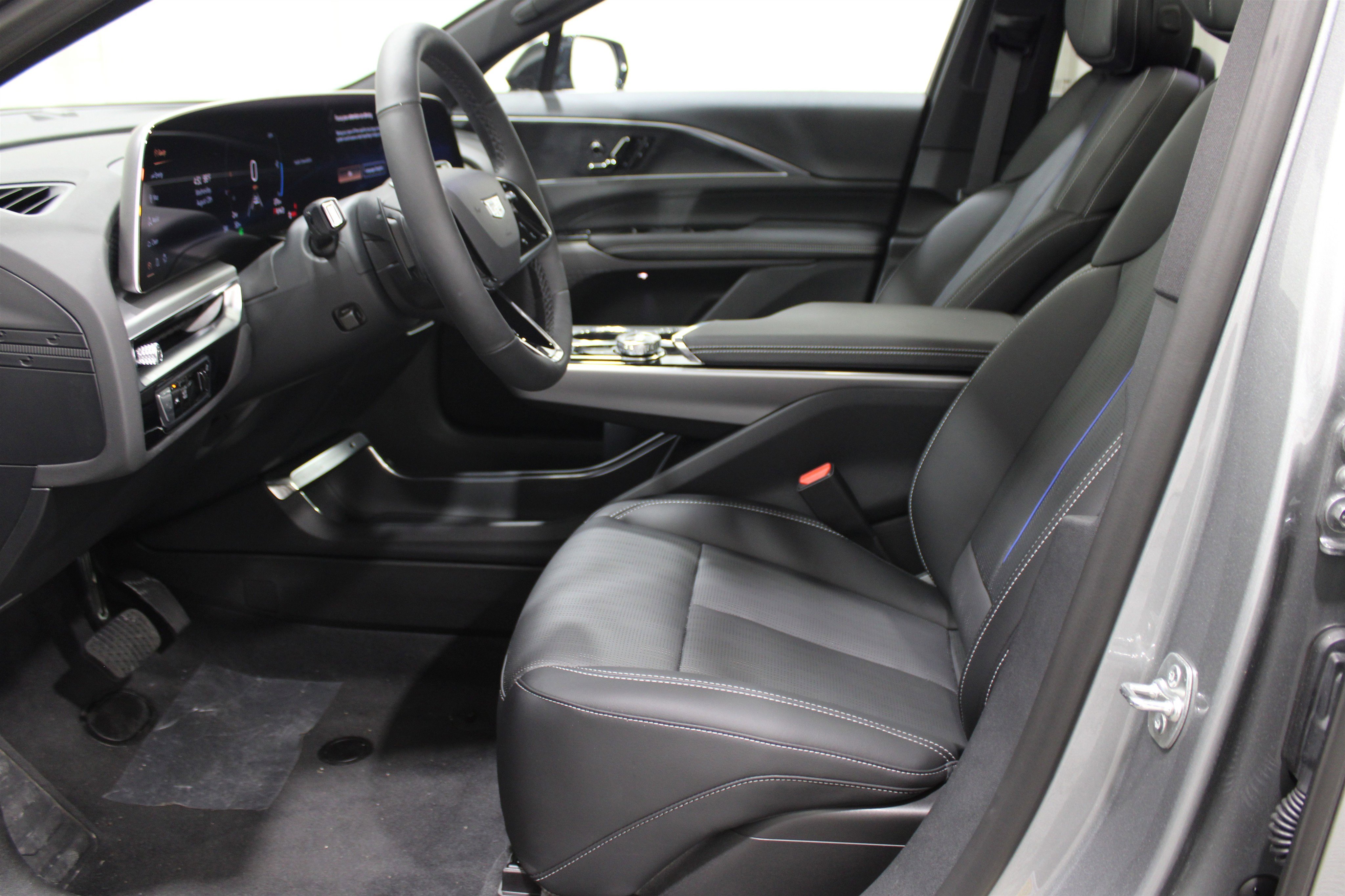 2025 Cadillac Lyriq Sport photo 2