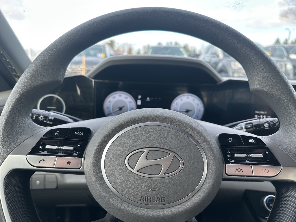 2024 Hyundai Elantra SEL photo 3