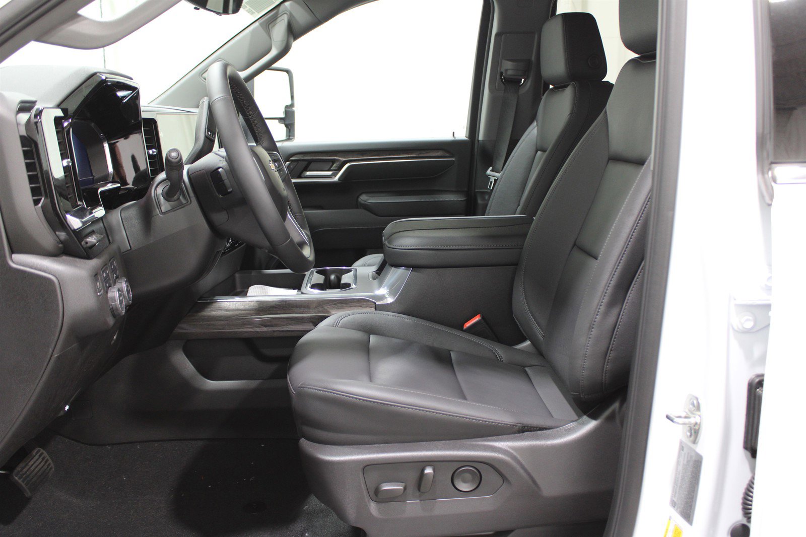 2025 Chevrolet Silverado 3500HD LTZ photo 3