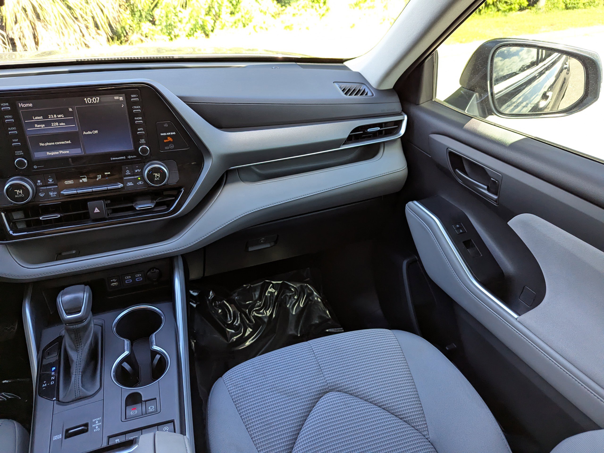 2022 Toyota Highlander LE photo 15