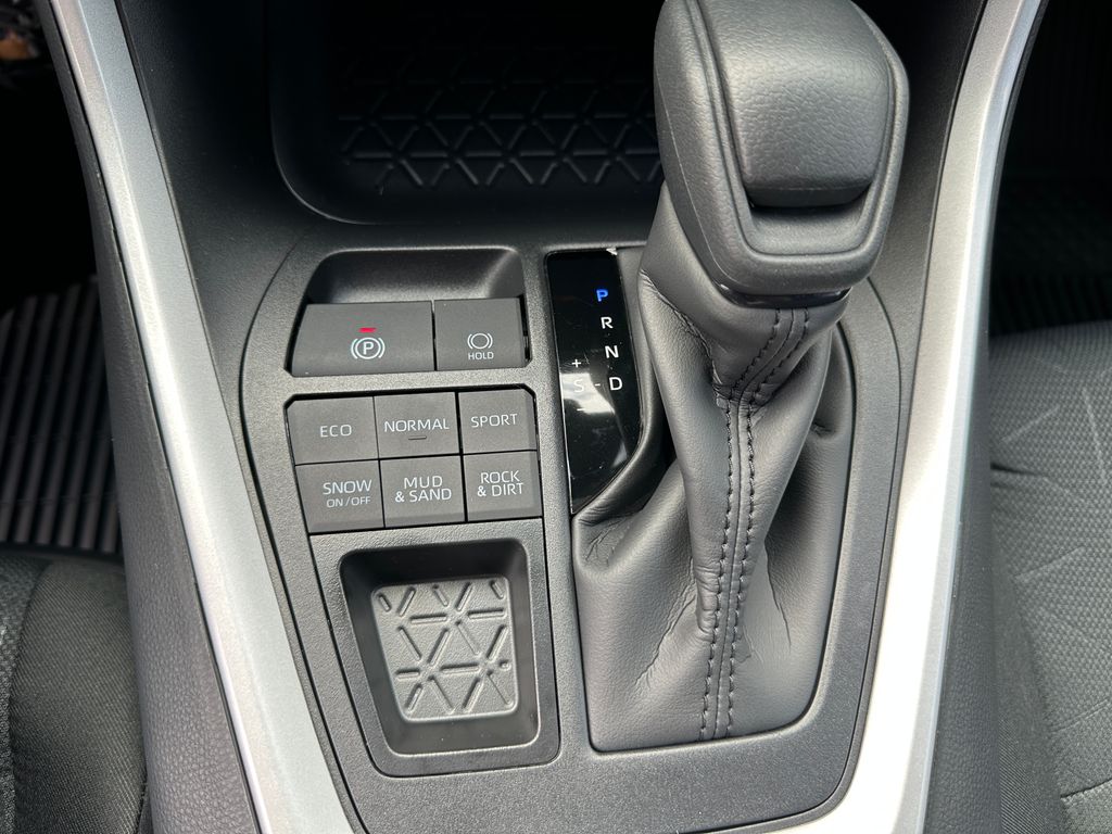 2025 Toyota RAV4 XLE photo 17