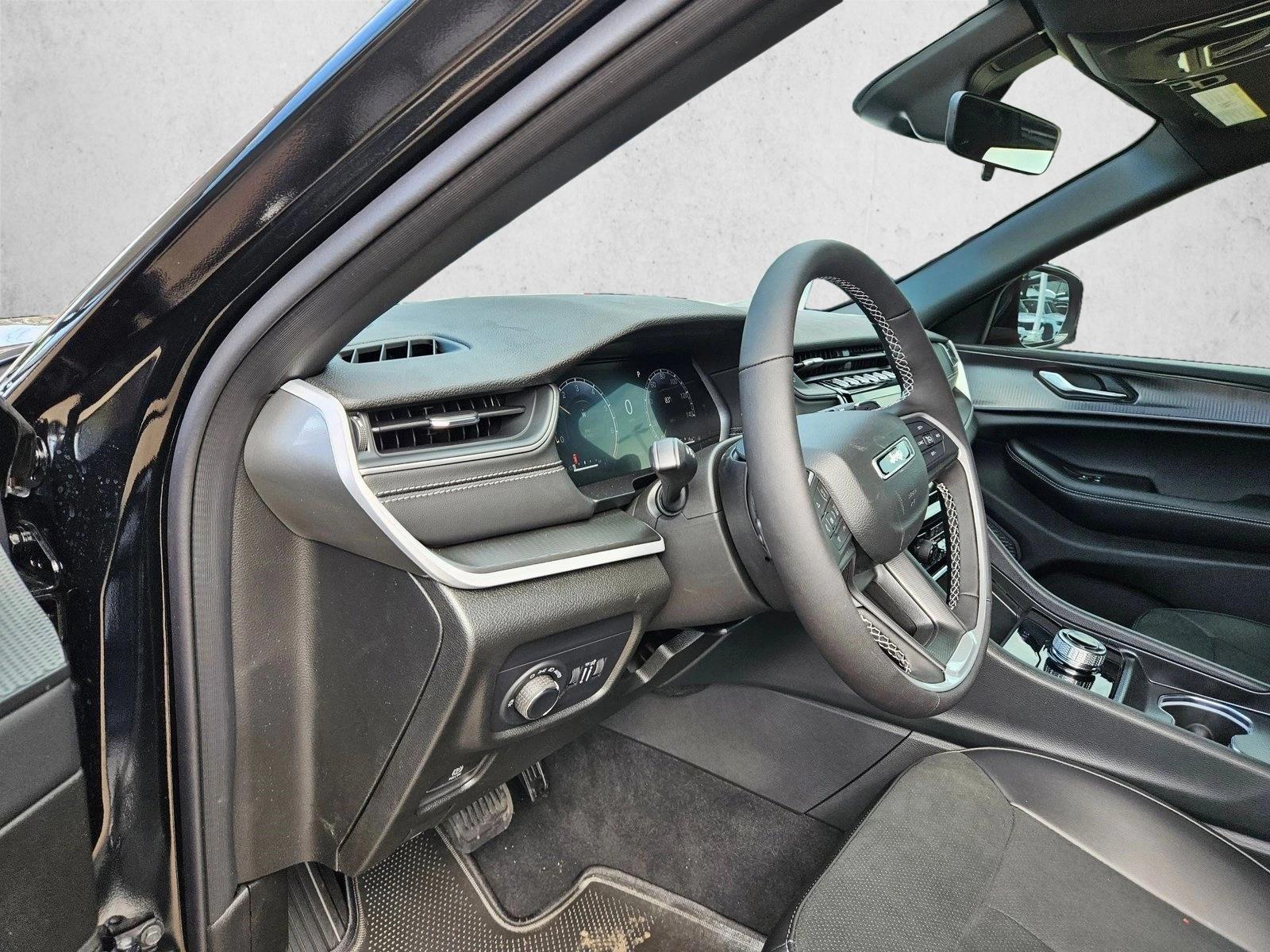 2025 Jeep Grand Cherokee Altitude X photo 3