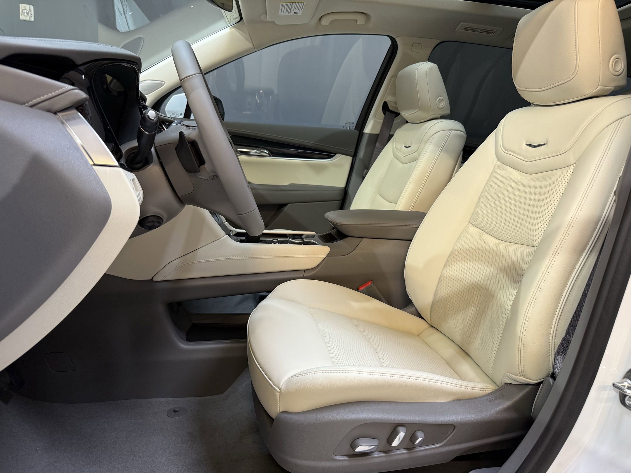 2025 Cadillac XT4 Premium Luxury photo 4