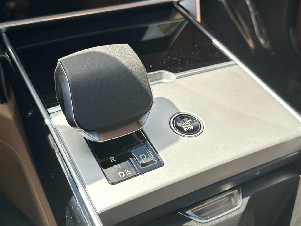 2025 Land Rover Range Rover SE photo 3