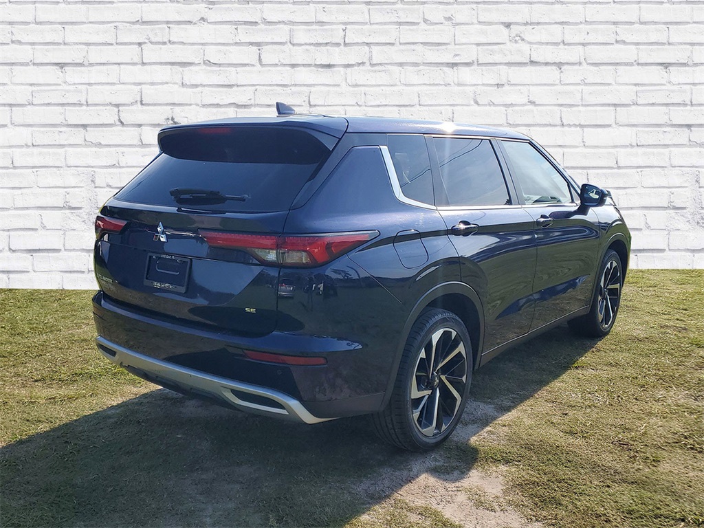2024 Mitsubishi Outlander SE photo 2