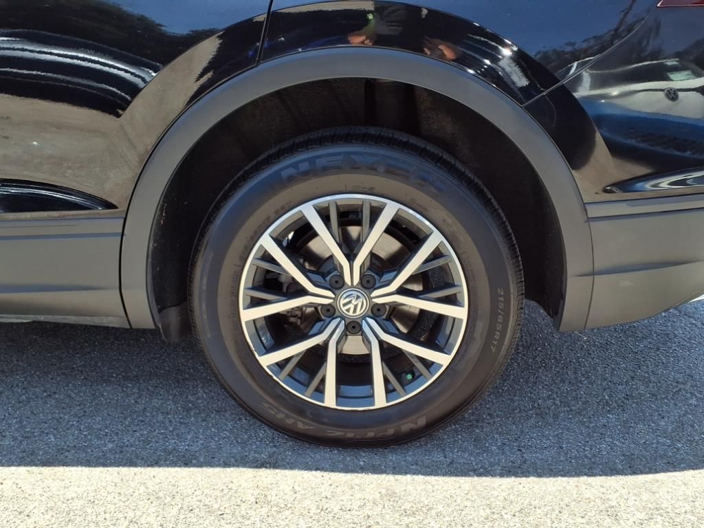 2019 Volkswagen Tiguan SE photo 2