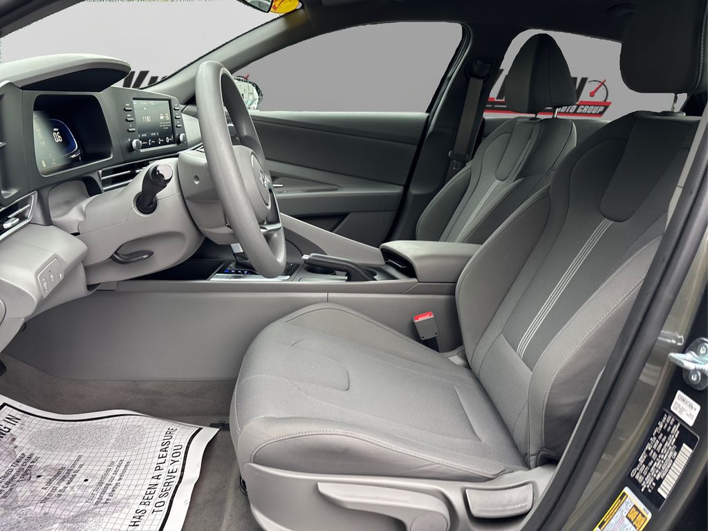 2025 Hyundai Elantra SE photo 7
