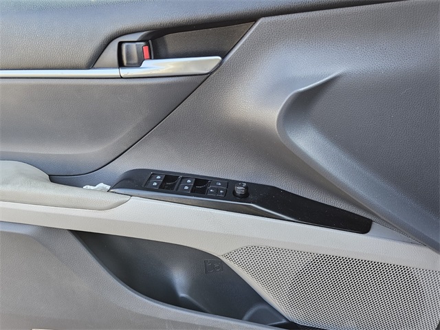 2018 Toyota Camry SE photo 19