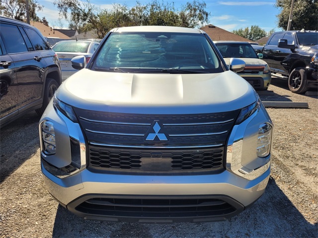 2022 Mitsubishi Outlander ES photo 2