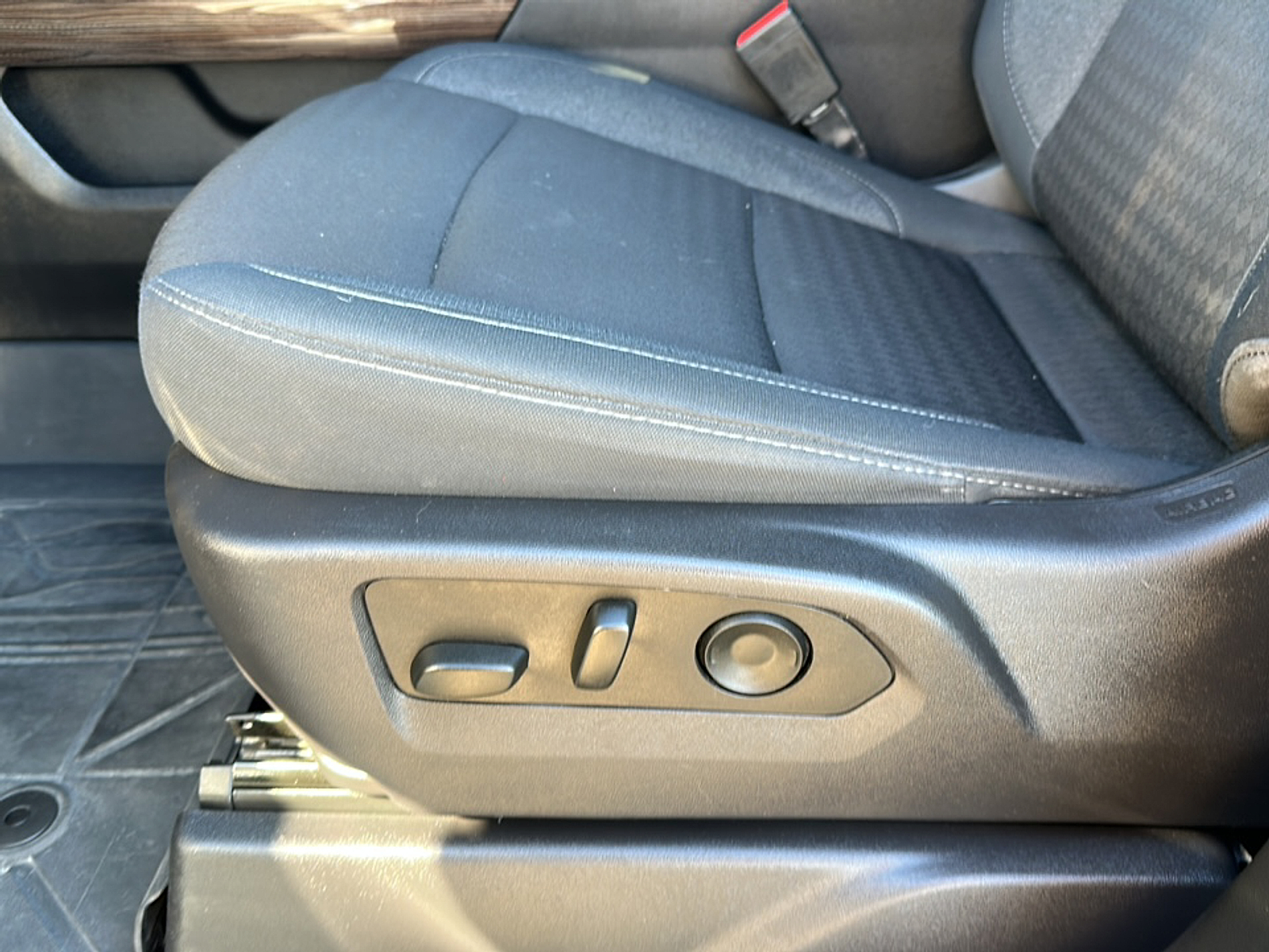 2024 Chevrolet Silverado 1500 Texas Edition photo 3