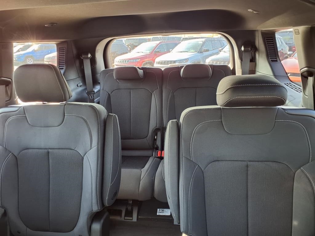 2025 Jeep Grand Cherokee Laredo Altitude photo 12
