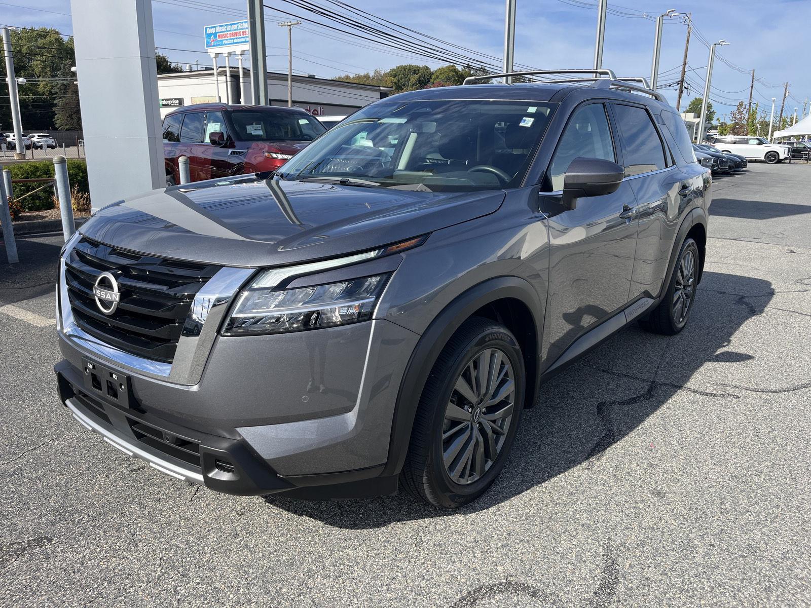 2024 Nissan Pathfinder SL photo 5