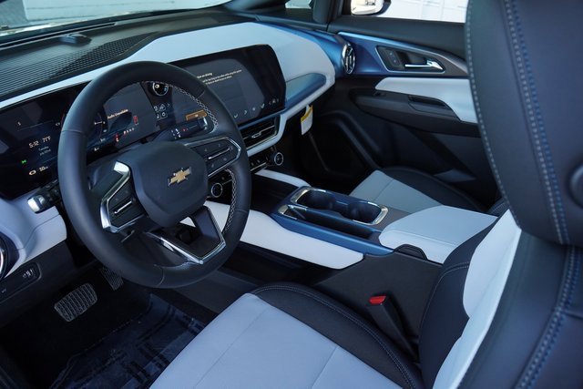 2025 Chevrolet Equinox EV 1LT photo 2