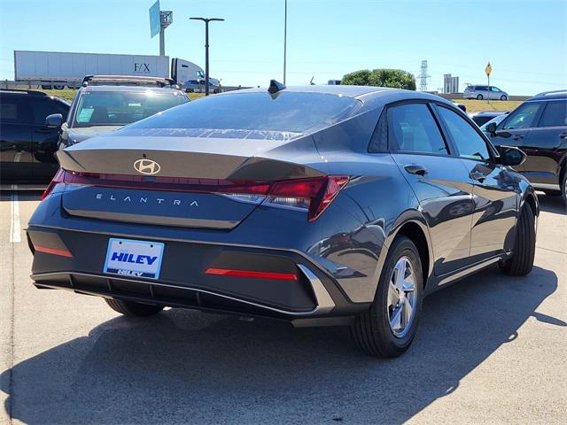 2025 Hyundai Elantra SE photo 4