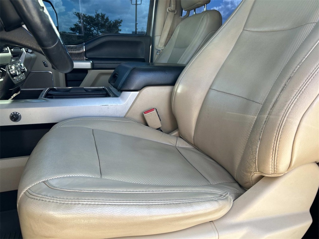 2017 Ford F-250 Lariat photo 25