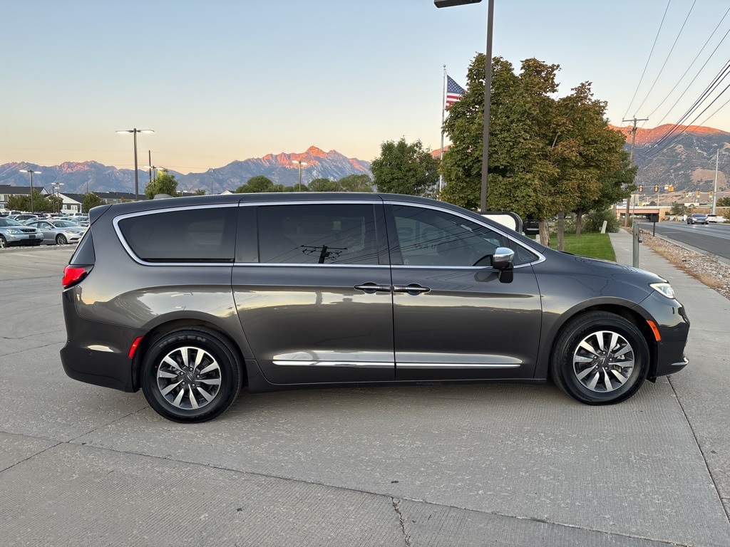2022 Chrysler Pacifica Hybrid Limited photo 3