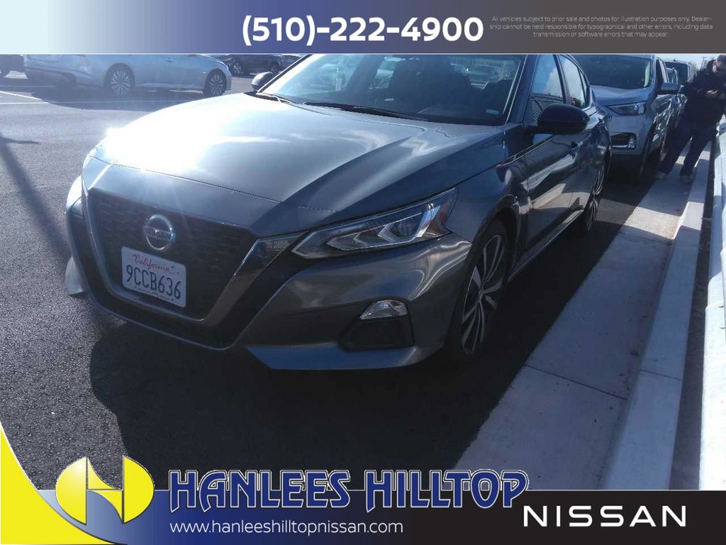 2022 Nissan Altima SR's photo