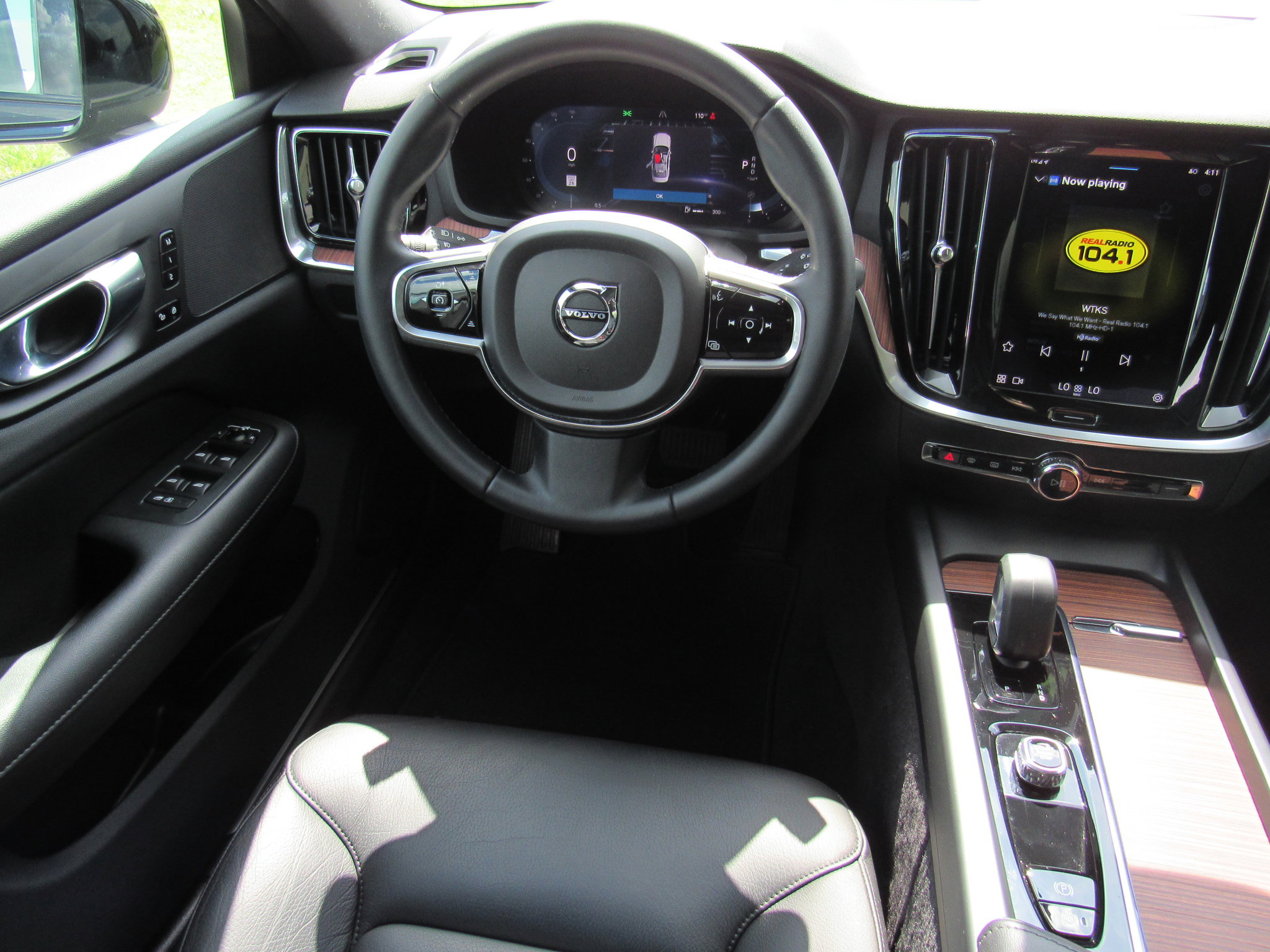 2023 Volvo S60 B5 Plus Black Edition photo 14