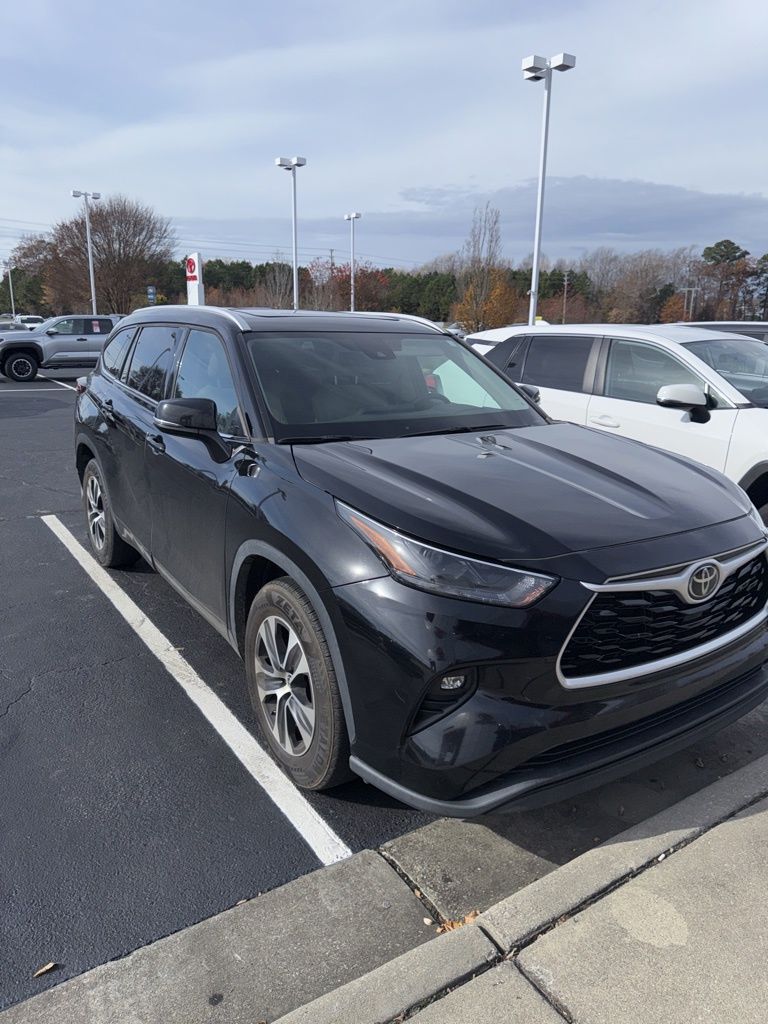 2022 Toyota Highlander XLE photo 3