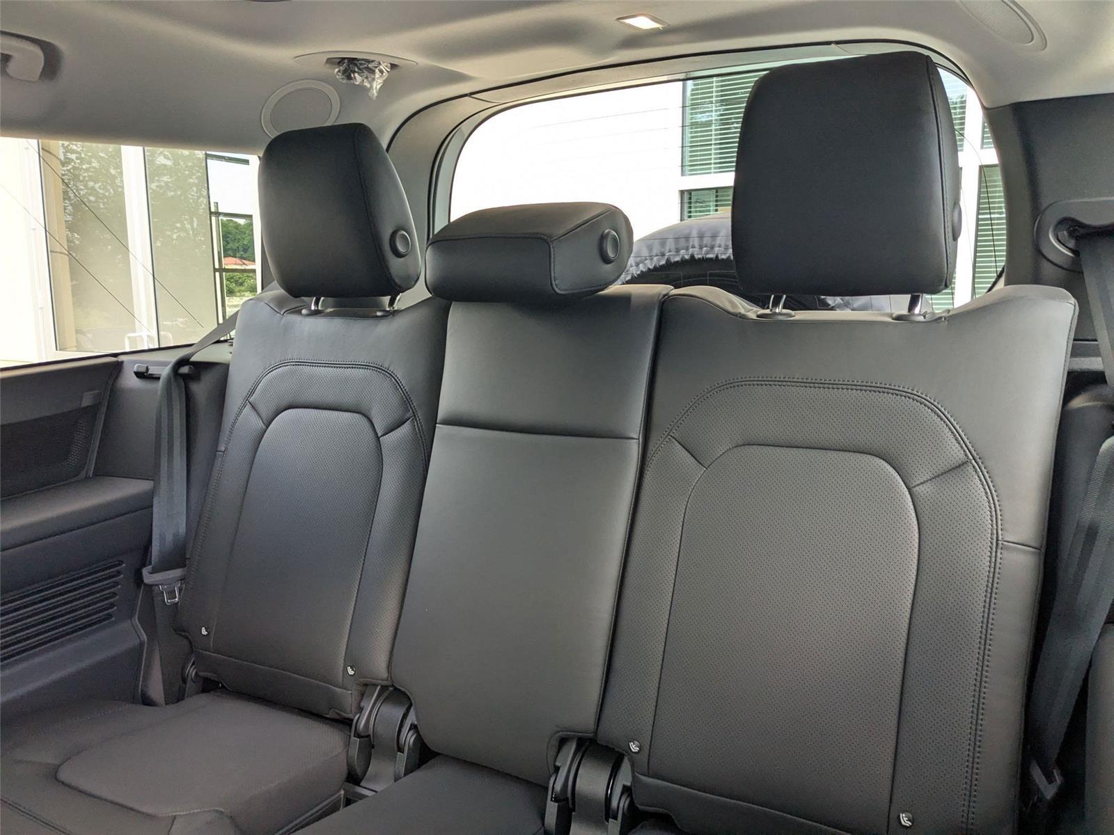 2025 Land Rover Defender 130 X-Dynamic SE photo 27