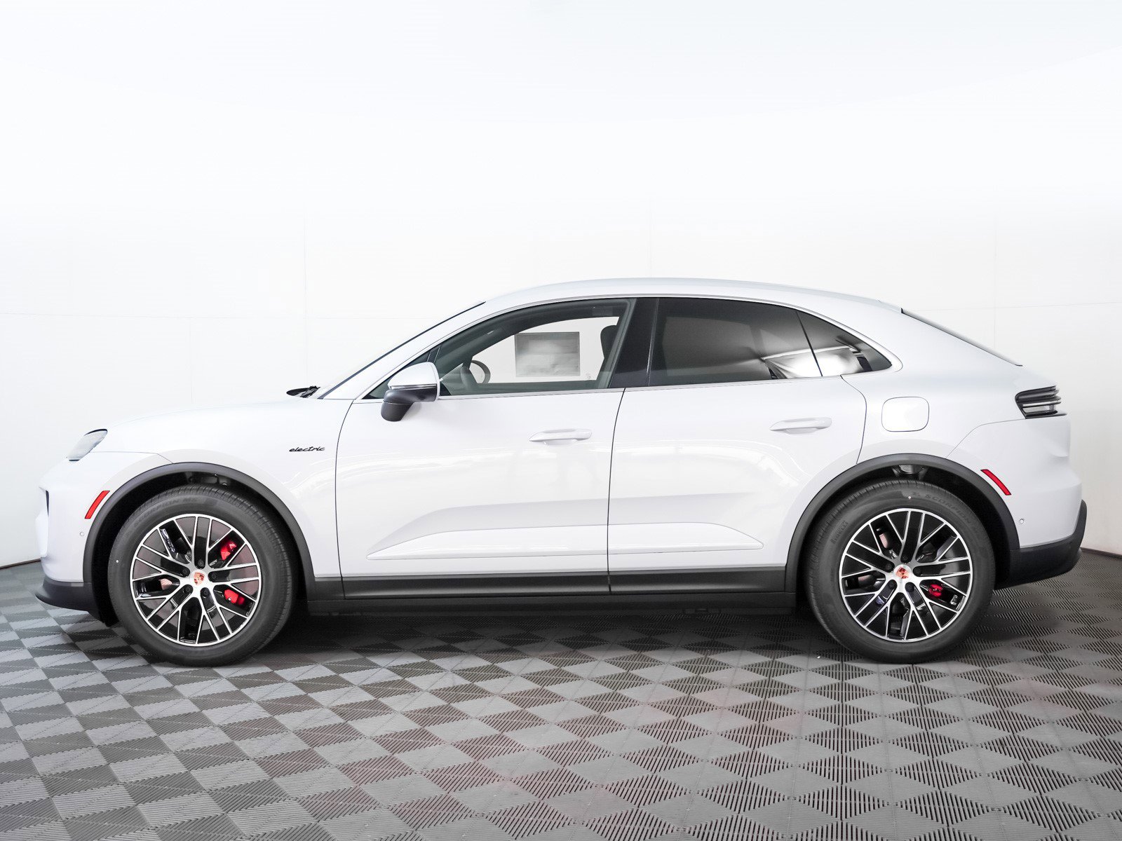 2025 Porsche Macan Electric photo 2