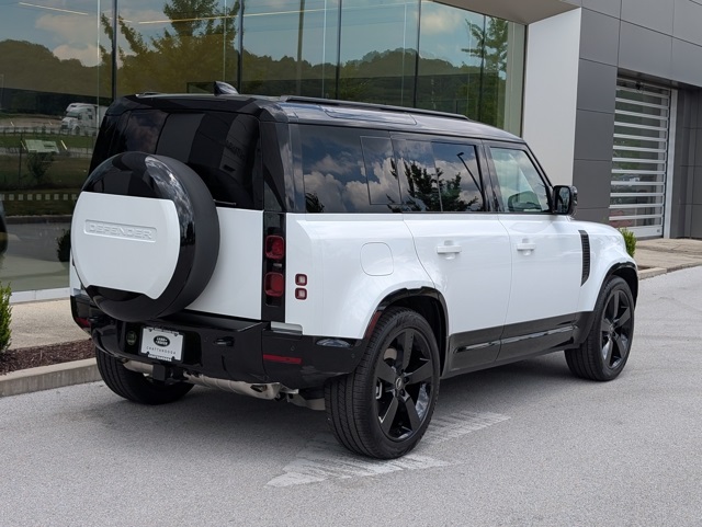 2025 Land Rover Defender 110 X-Dynamic SE photo 8