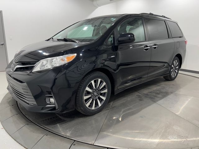 2019 Toyota Sienna XLE Premium's photo