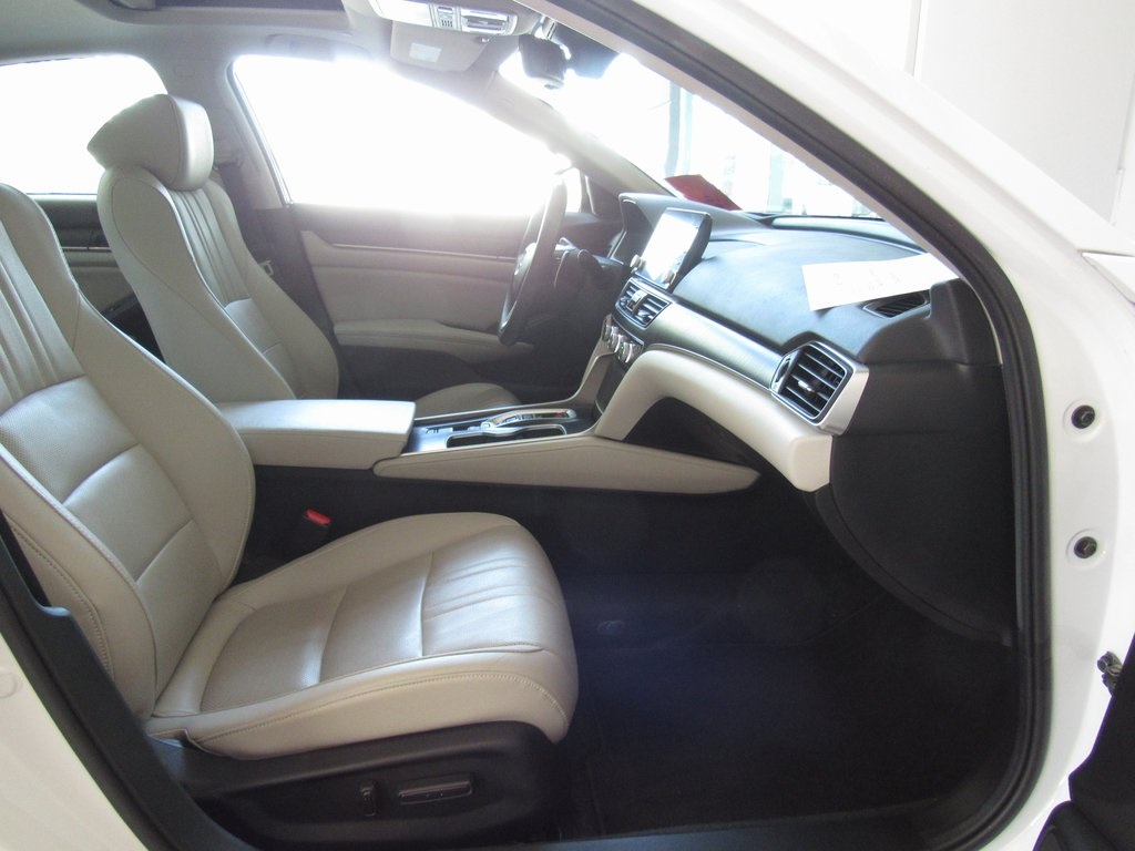 2022 Honda Accord Hybrid Touring photo 17