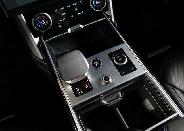 2023 Land Rover Range Rover SE photo 12