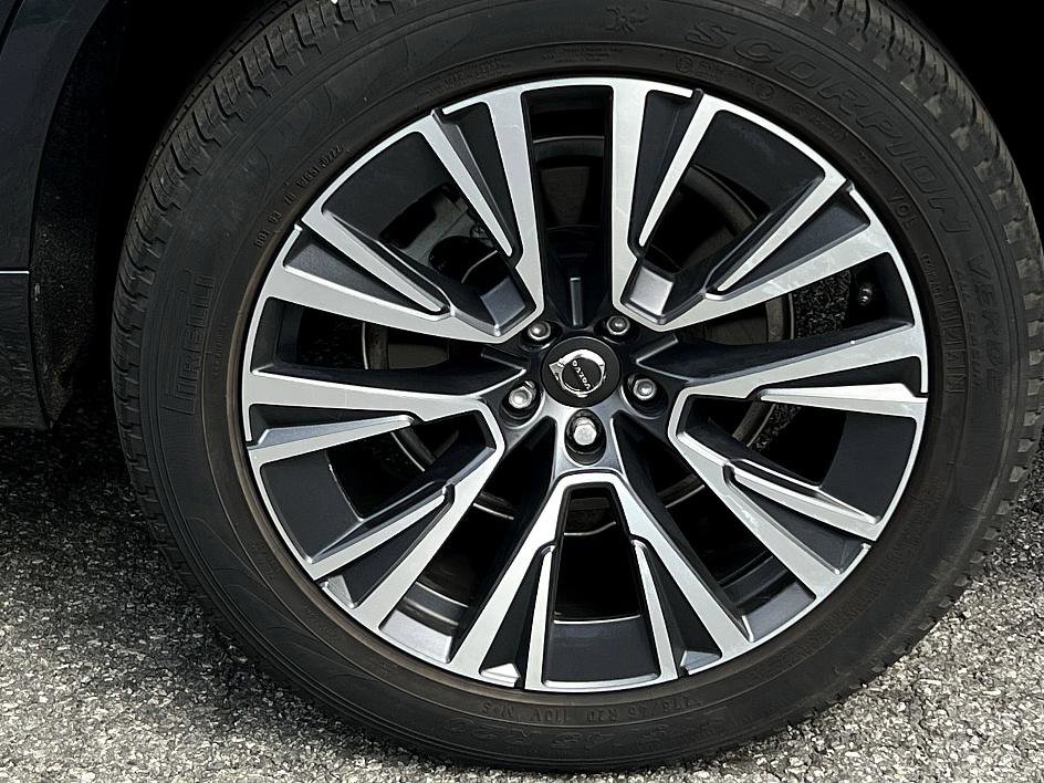 2022 Volvo XC90 Momentum AWD photo 5