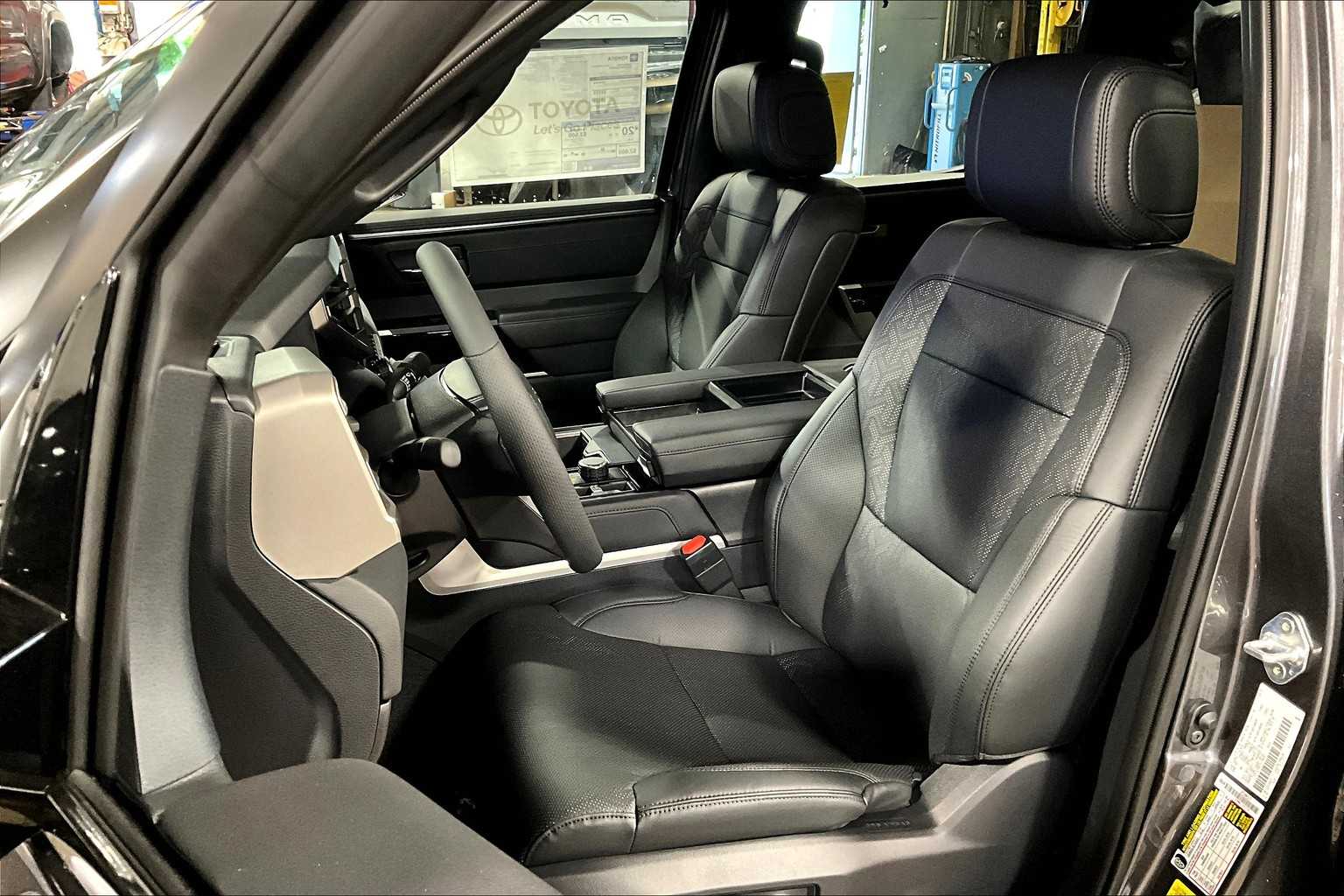 2025 Toyota Tundra Limited CrewMax photo 9