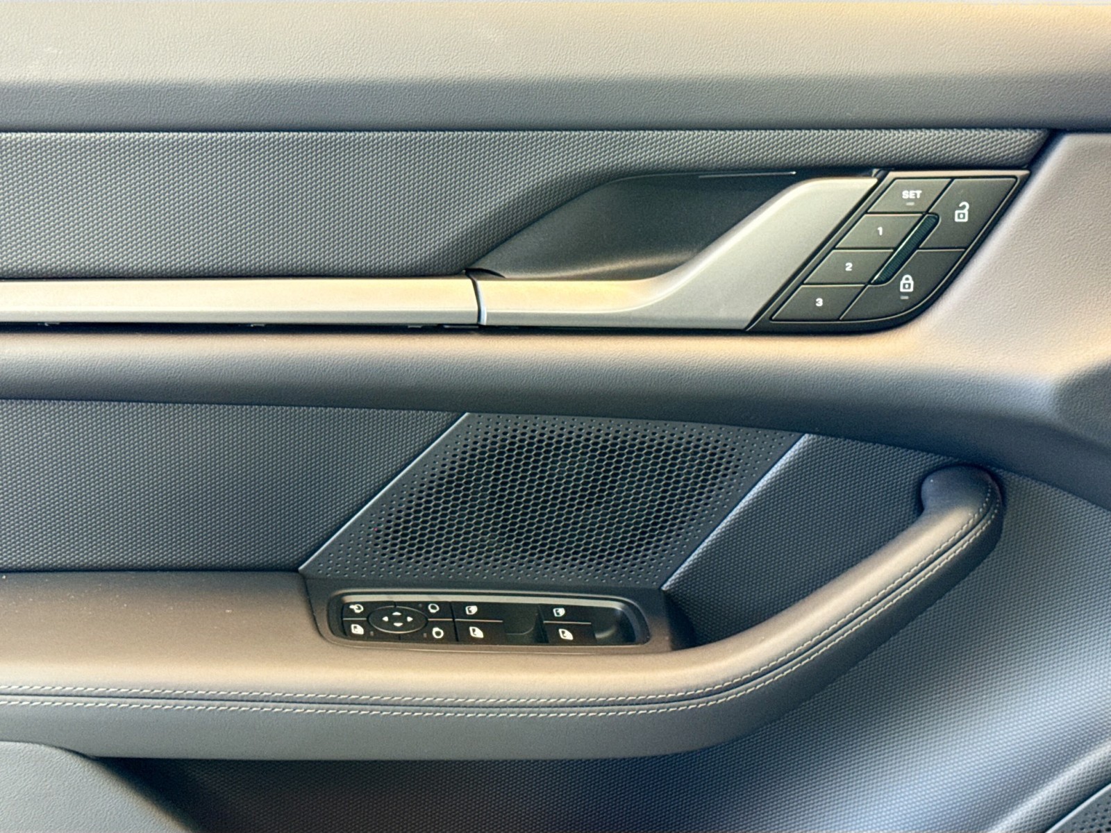2025 Porsche Taycan 4 photo 11