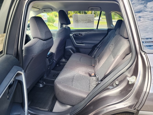 2025 Toyota RAV4 LE photo 6