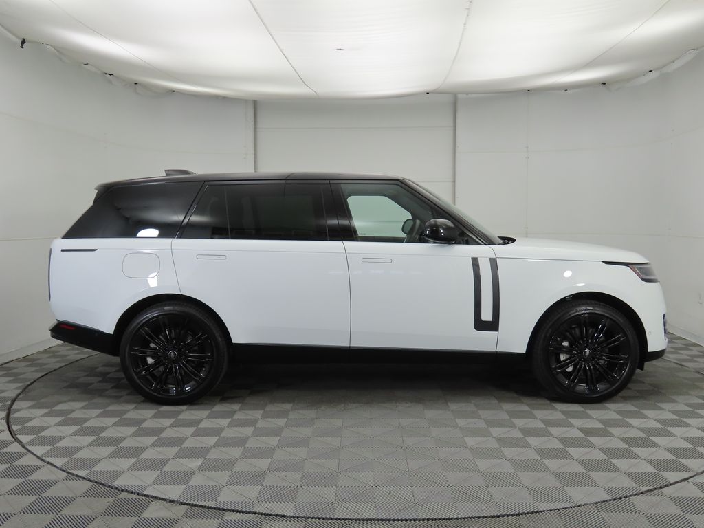 2025 Land Rover Range Rover SE photo 3