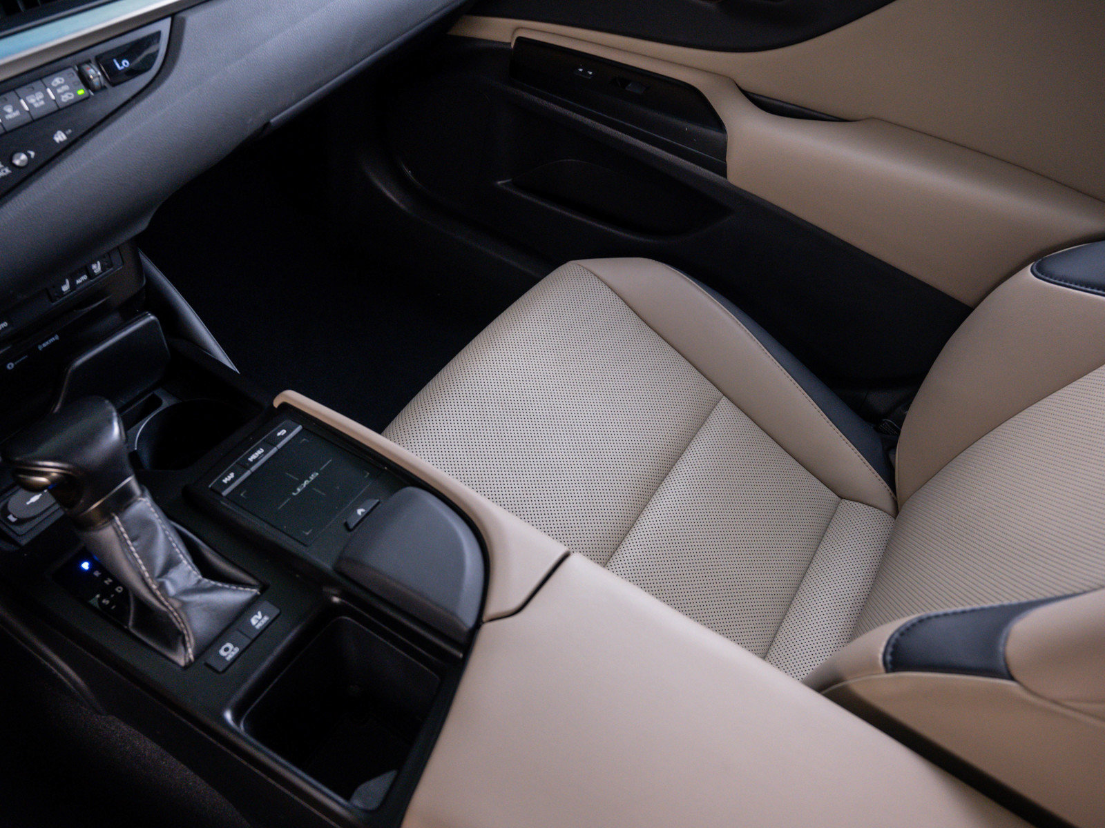 2019 Lexus ES 300h photo 23