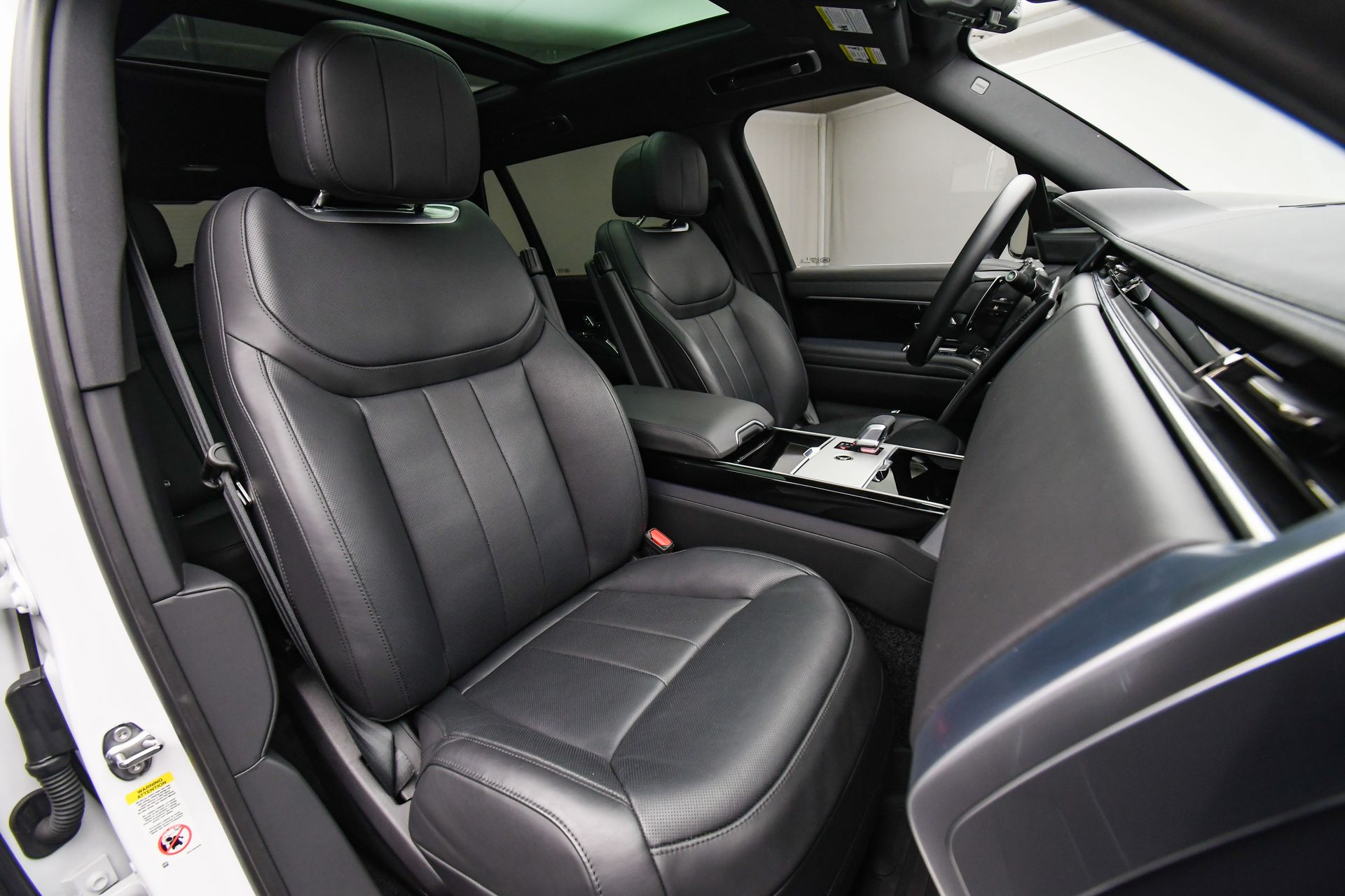2025 Land Rover Range Rover SE photo 18