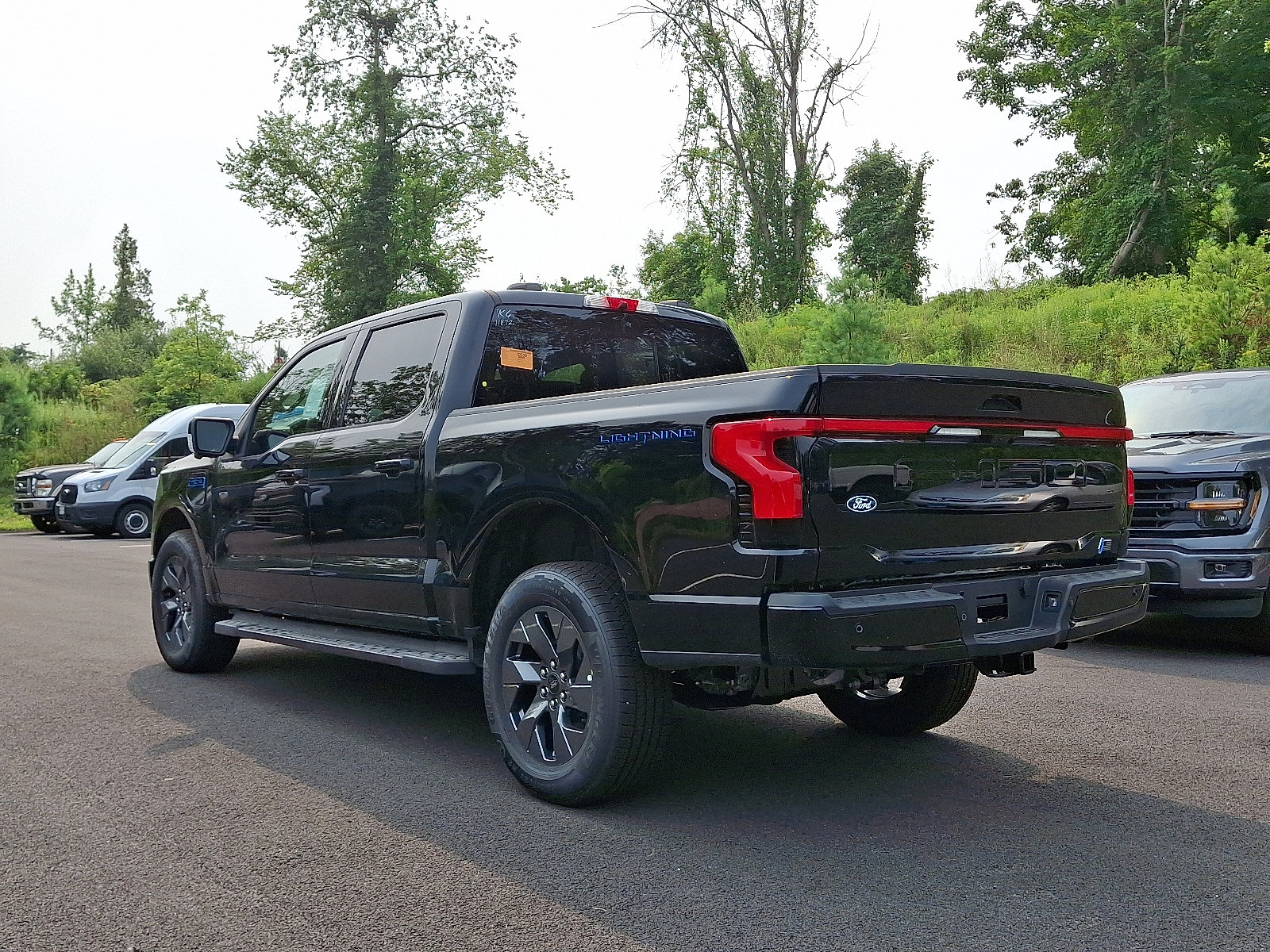 2025 Ford F-150 Lightning Lariat photo 3